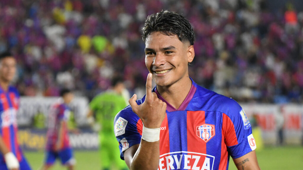 Jánnenson Sarmiento celebra un gol con Unión Magdalena. - Vizzor Image.