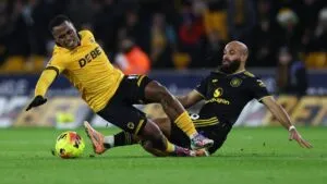 Jhon Arias no levanta: polémica, mala actuación y goleada que hunde al Wolverhampton