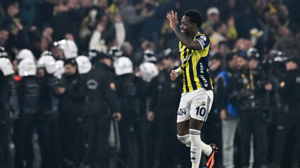 Jhon Durán con Fenerbahce.