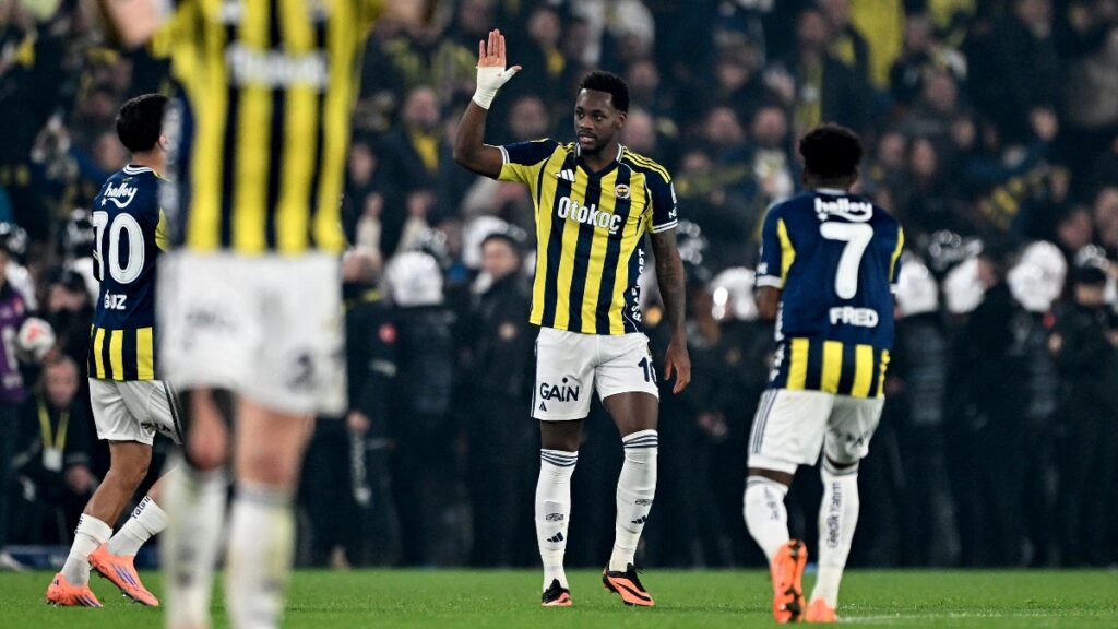 Jhon Durán anotó el gol del empate 1-1 entre Fenerbahce y Galatasaray.