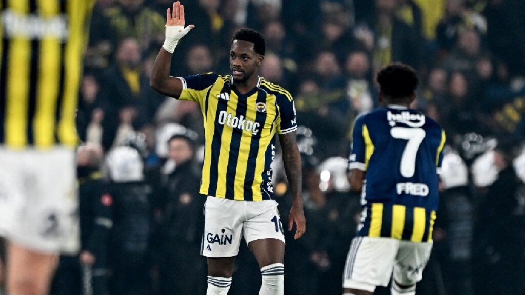 Jhon Durán fue titular en el empate a un gol del Fenerbahce ante Basaksehir.