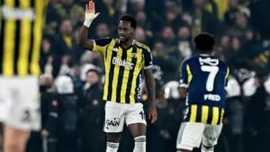 Sigue sin despegar: floja actuación de Jhon Durán vs Basaksehir