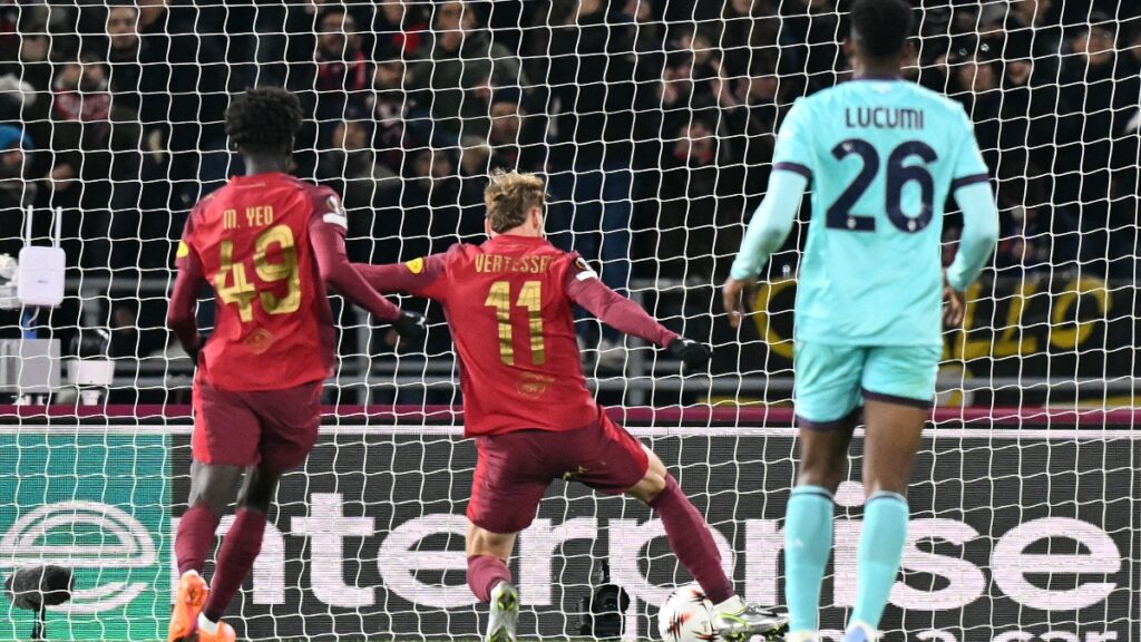 Jhon Lucumí, defensor central titular del Bologna de Italia. En la Copa Italia avanzaron a cuartos de final.