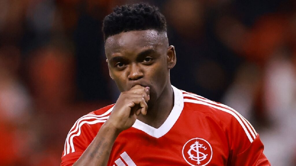 Johan Carbonero fue el autor del tercer gol del Inter de Porto Alegre ante Bragantino.