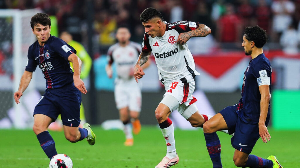 Jorge Carrascal elude a Marquinhos. - Karim Jaafar, AFP.