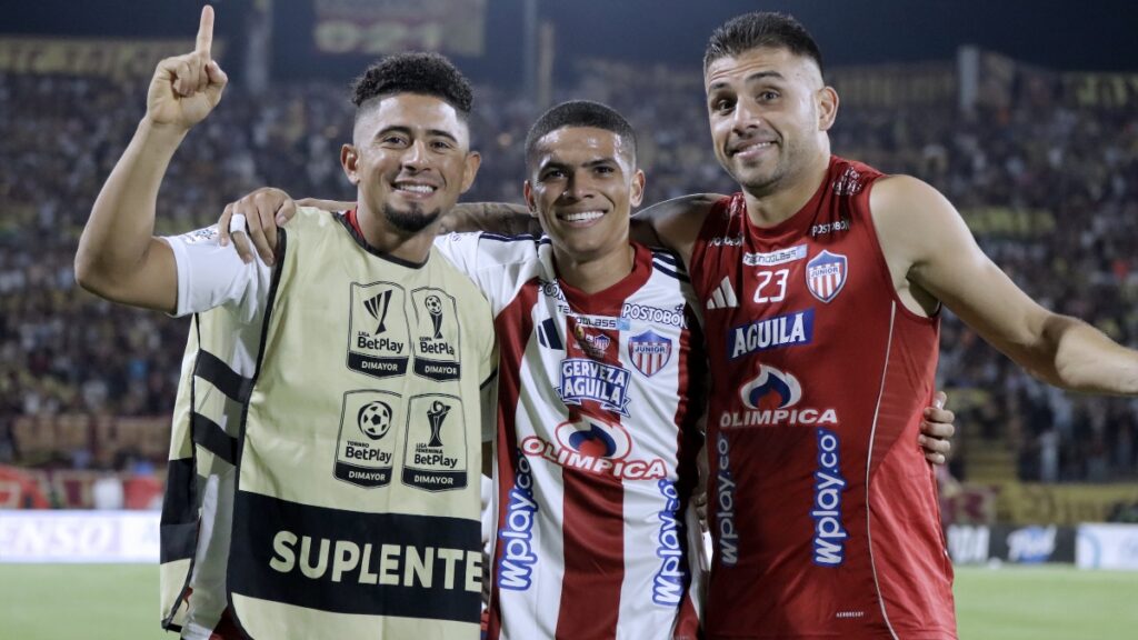 Edwin Herrera, José Enamorado y Steven 'Titi' Rodríguez, celebrando el título del Junior.