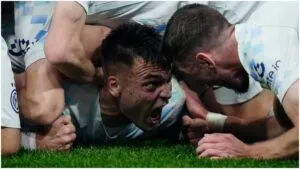 El Inter se adueña del liderato de la Serie A tras vencer al Genoa de Johan Vásquez