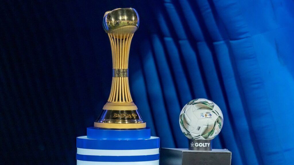 Copa y balón oficial del Fútbol Profesional Colombiano.