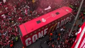 ¡Espectacular recibimiento! La afición se le entrega al Toluca en su llegada al Nemesio Díez