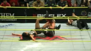 ¡Caos total! Dani Luna vence a Indi Hartwell en un dog collar match brutal