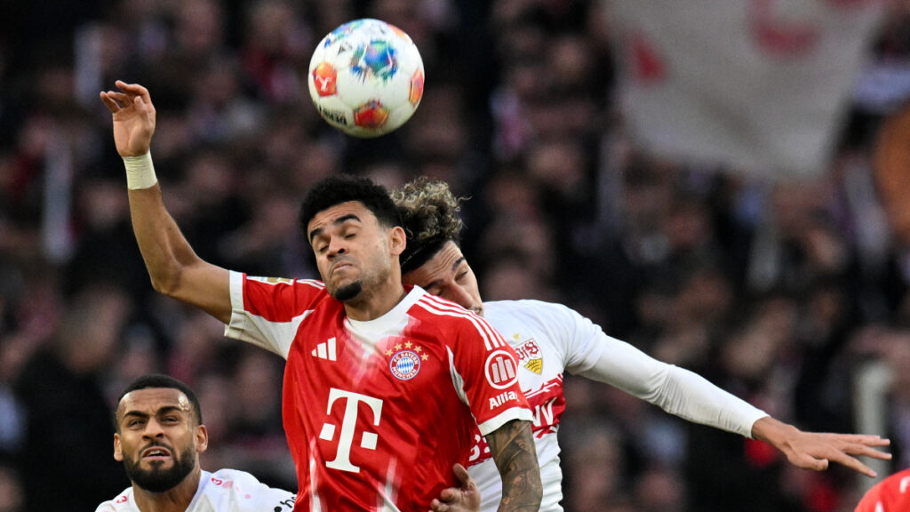 Luis Díaz y Ameen Al-Dakhil disputan la pelota. - Thomas Kienzle, AFP