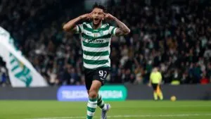 Luis Javier Suárez brilla con triplete y mantiene al Sporting en la pelea