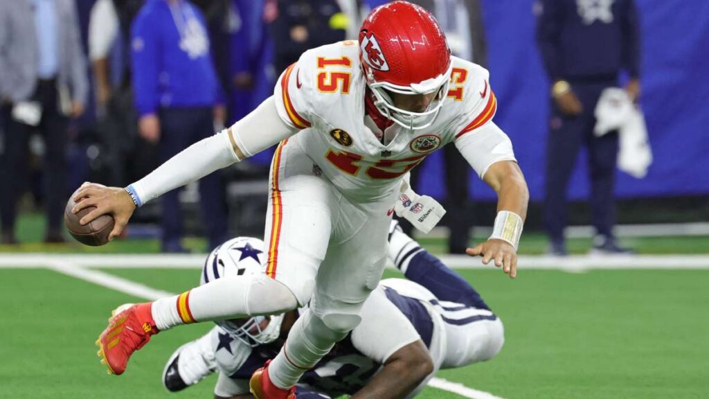 Patrick Mahomes durante el Chiefs vs Cowboys NFL 2025