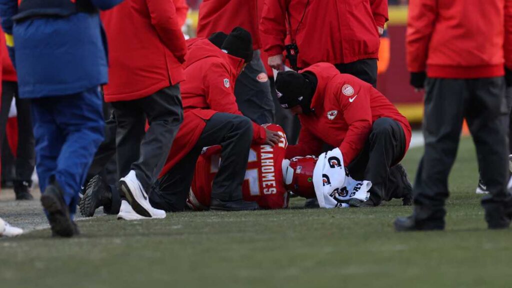 Mahomes lesionado ante los Chargers, Chiefs eliminados