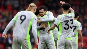 Manchester City toma el liderato provisional en la Premier League