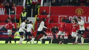 Manchester United deja escapar victoria ante West Ham y se aleja de puestos Champions