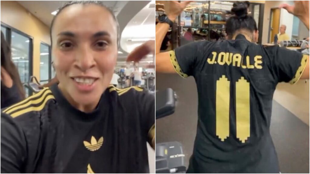 Marta felicita a Lizbeth Ovalle por su Premio Marta mostrando su camiseta con el nombre y número de la mexicana.