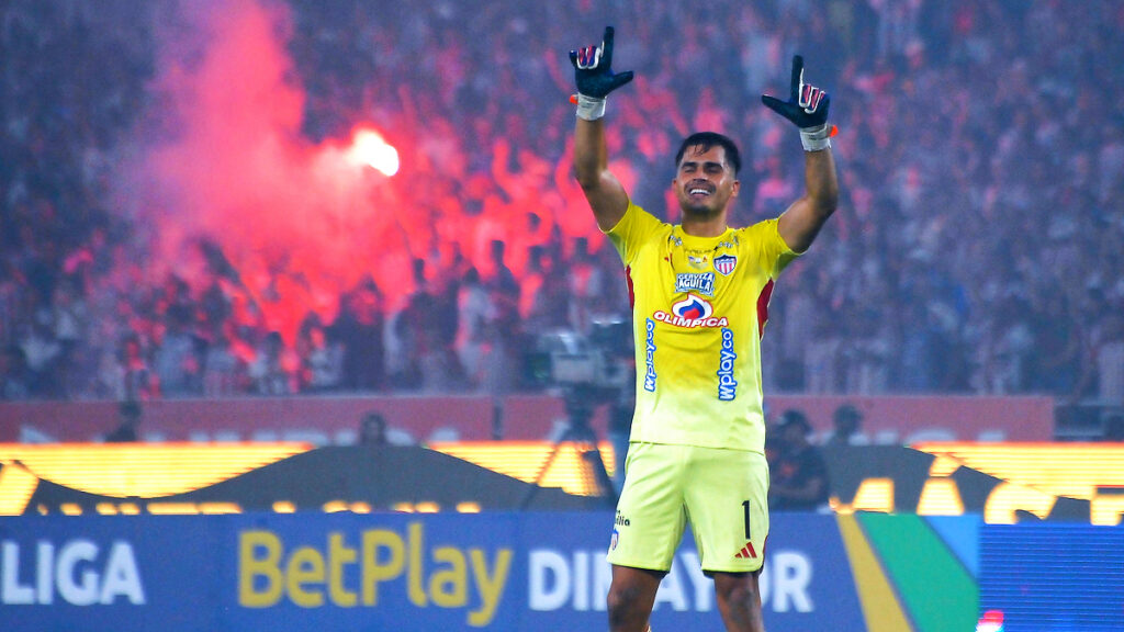 El portero Mauro Silveira celebra un gol de Junior. - Vizzor Image.