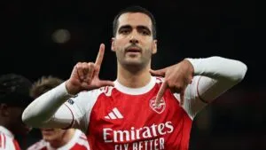 Mikel Merino se vuelve a disfrazar de goleador: Arsenal no cede terreno en la Premier League