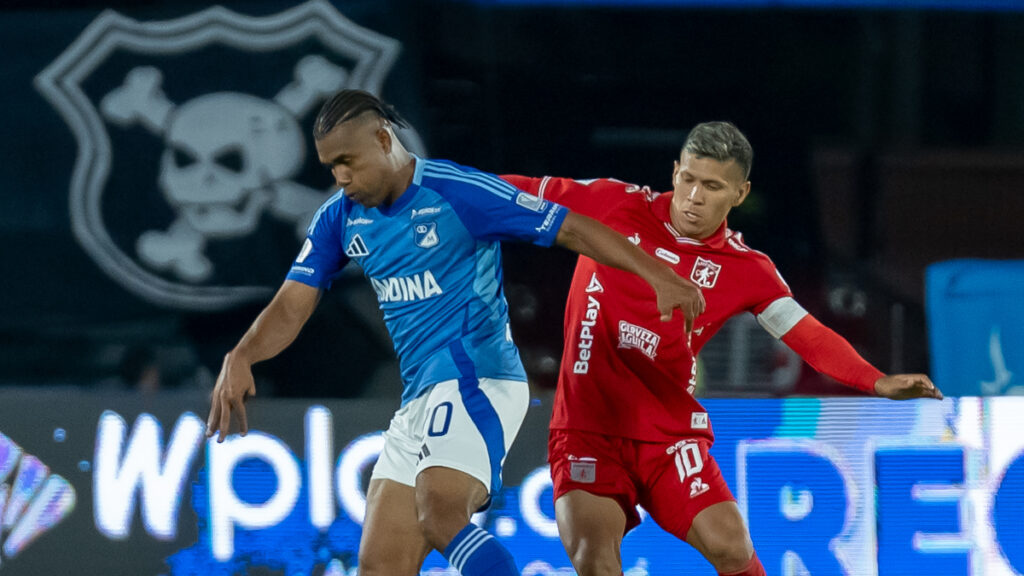 Danovis Banguero y Rafael Carrascal disputan la pelota. - Vizzor Image.