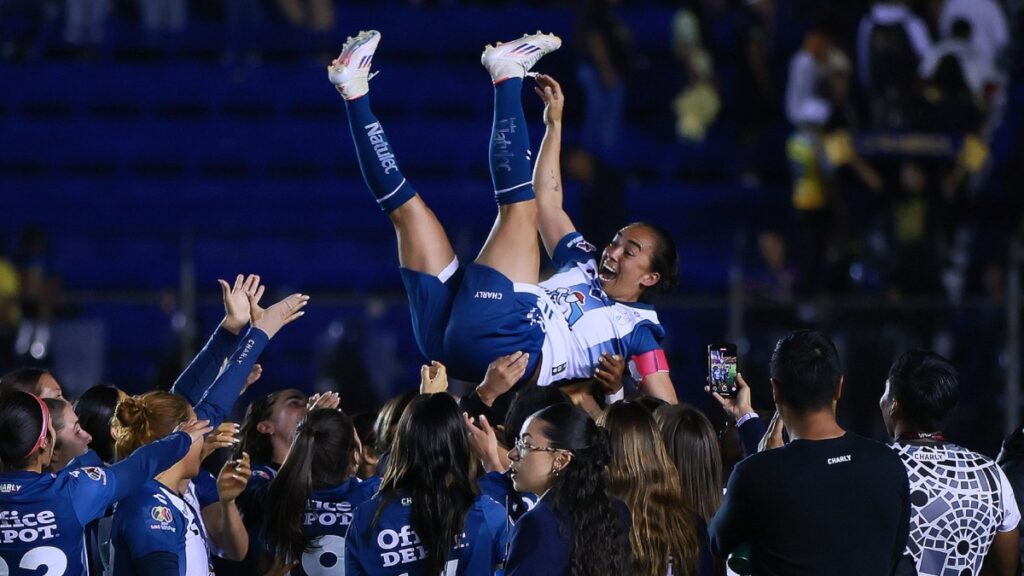 Mónica Ocampo ovacionada por sus compañeras