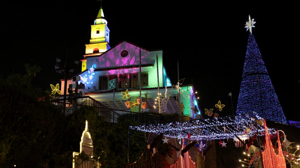 Iglesia de Monserrate, con iluminación de Navidad. - Luisa González, Reuters.