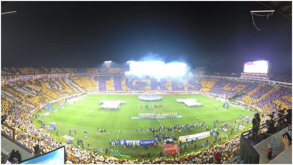 “Verte campeón es lo que más quiero”, se lee en el mosaico de los Tigres. Claro Sports