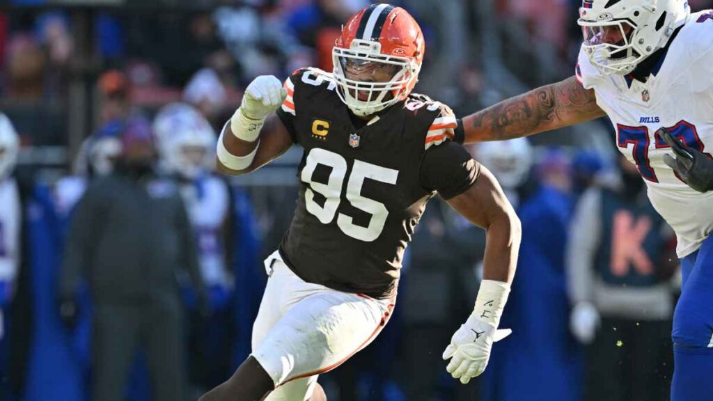 Myles Garrett durante el Bills vs Browns NFL 2025