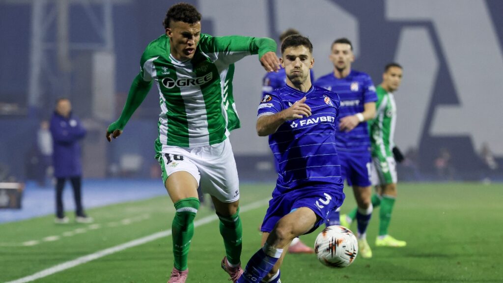 Nelson Deossa jugando con el Real Betis la UEFA Europa League 2025-2026.