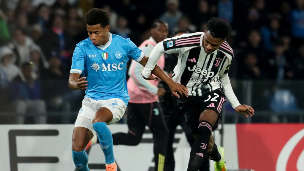 David Neres y Juan Cabal disputan la pelota. - Carlo Hermann, AFP.