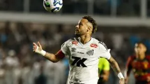 Neymar resurge con hat-trick y saca al Santos de Brasil de la zona del descenso