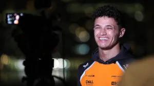 Lando Norris recibe el trofeo de campeón de la F1 2025 con la ausencia de Verstappen