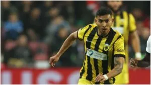 Orbelín Pineda anota en la goleada del AEK Atenas frente al Panetolikos