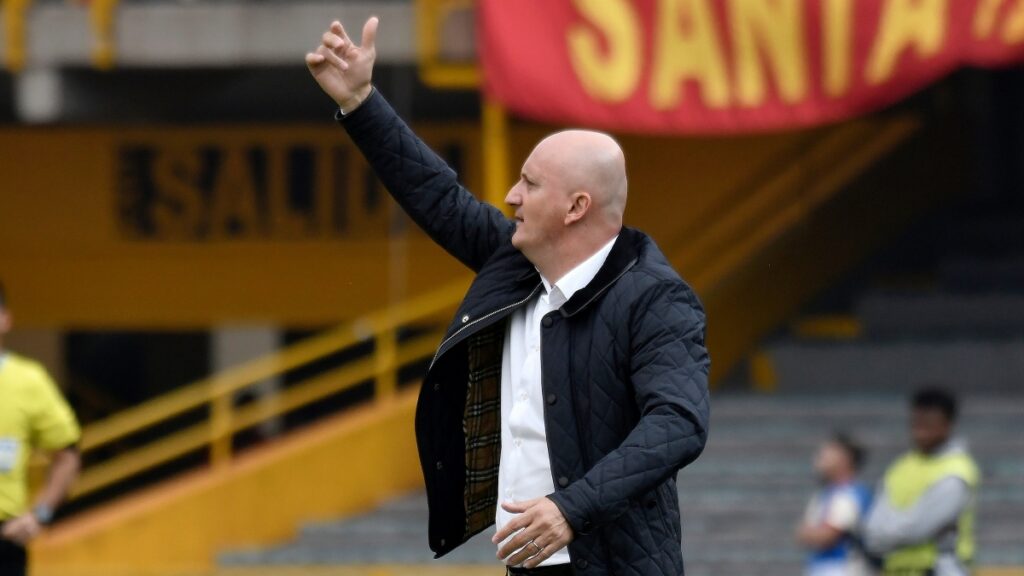Pablo Repetto, nuevo DT de Santa Fe, dirigiendo en el Estadio Nemesio Camacho El Campín.