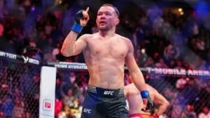 Petr Yan vence a Merab Dvalishvili y recupera el título gallo en UFC 323