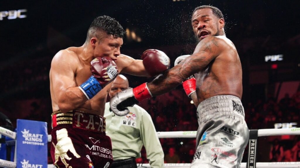 Pitbull Cruz le dio un gran golpe a Roach