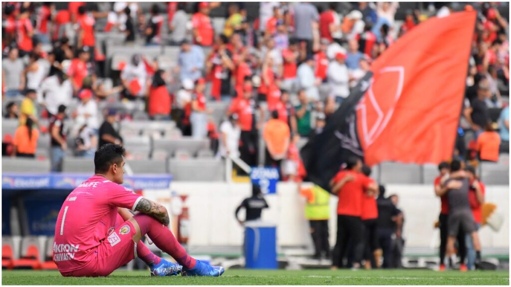 Raúl Gudiño, tras la eliminación de Chivas con Atlas. Imago 7