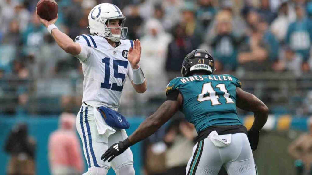 Riley Leonard durante el Jaguars vs Colts