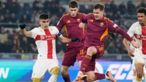Un error de Johan Vásquez inicia la goleada de la Roma ante el Genoa