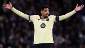 Hansi Flick confirma la baja de Araújo por “situación privada”