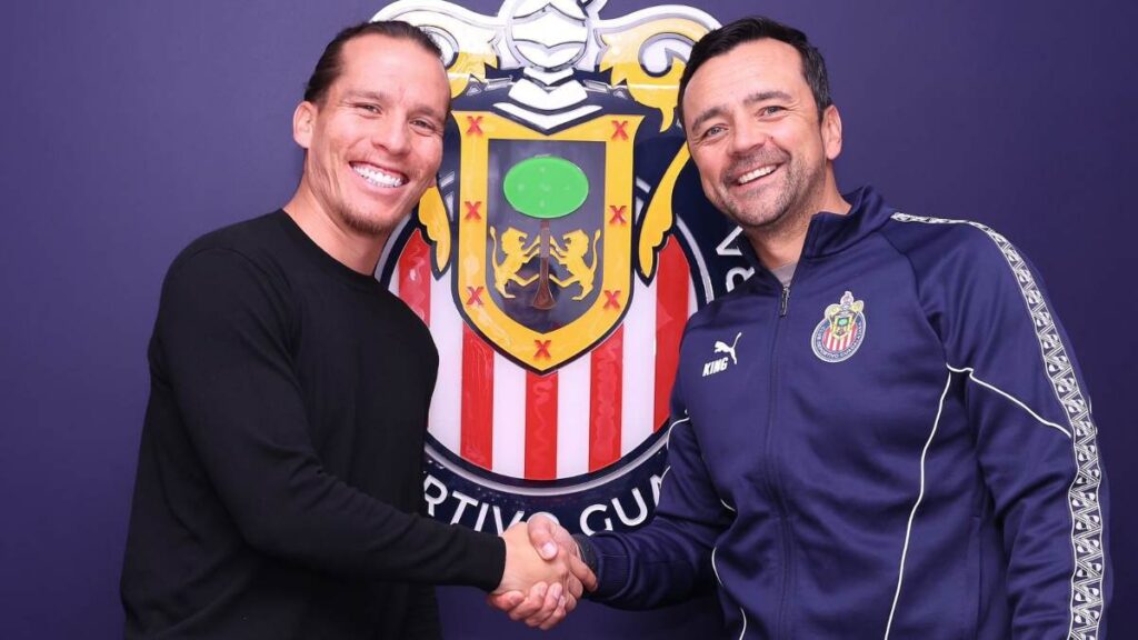 Rubén González renovó con Chivas. Foto X: @Chivas