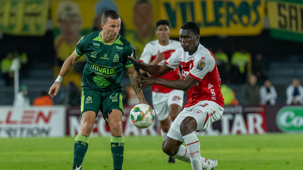 Acción de juego entre Santa Fe y Atlético Bucaramanga. - Vizzor Image.