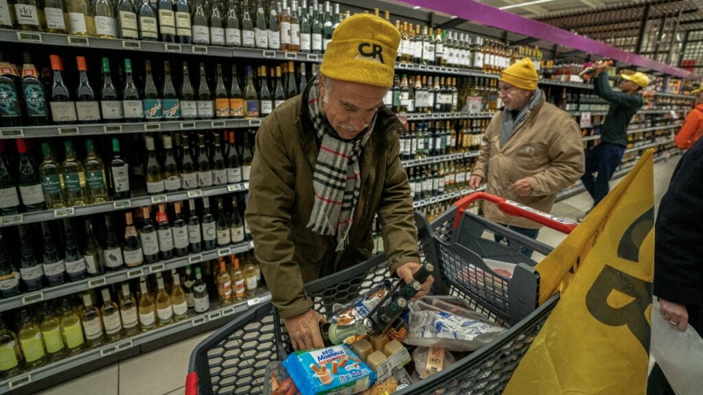 El incremento en el salario mínimo tendrá repercusiones en los precios de los alimentos y servicios en Colombia.