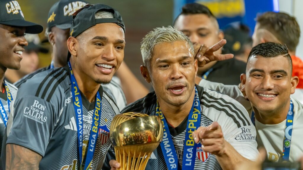 Teófilo Gutiérrez y Jermein Peña celebrando el título del Junior de Barranquilla