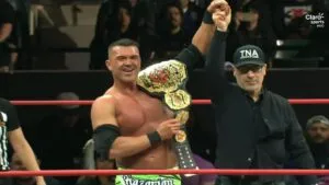 Frankie Kazarian retiene el TNA World Championship en un final brutal ante JDC