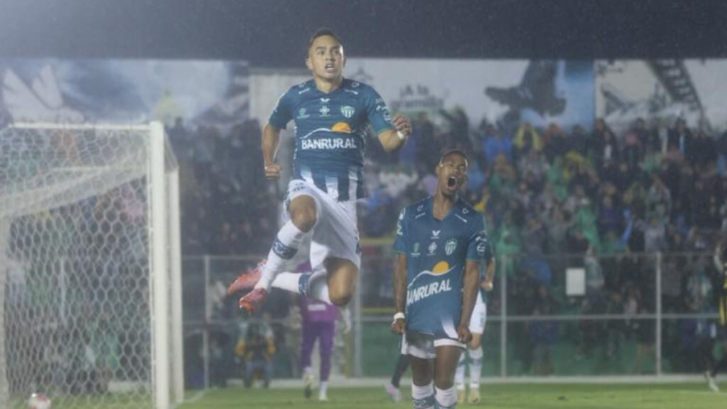 Santis celebra un gol.