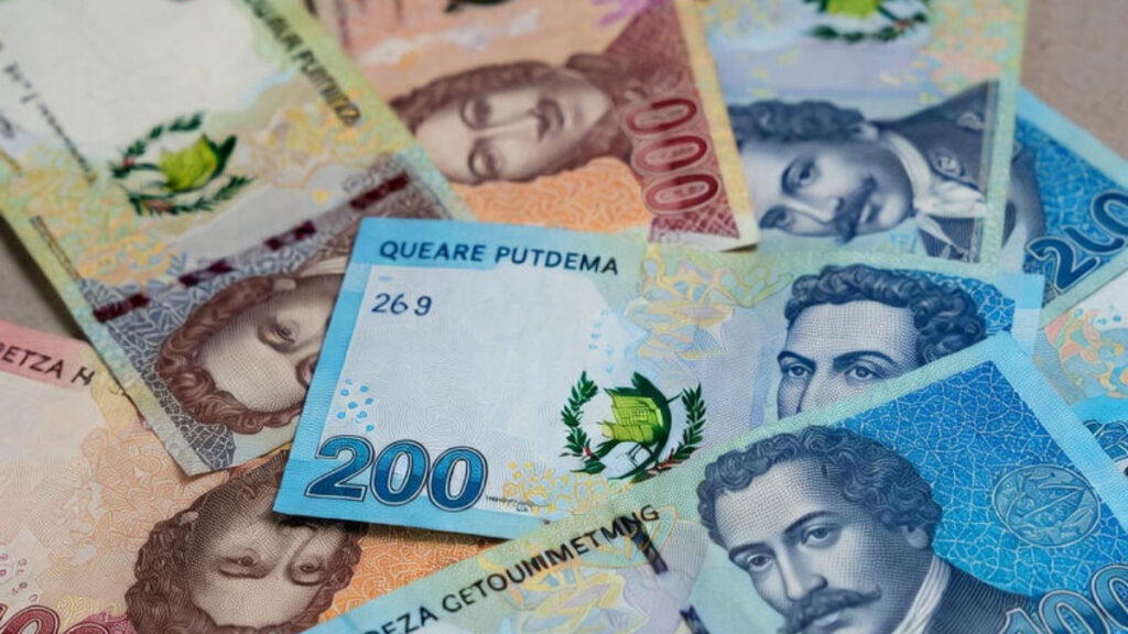 Dinero de Guatemala.