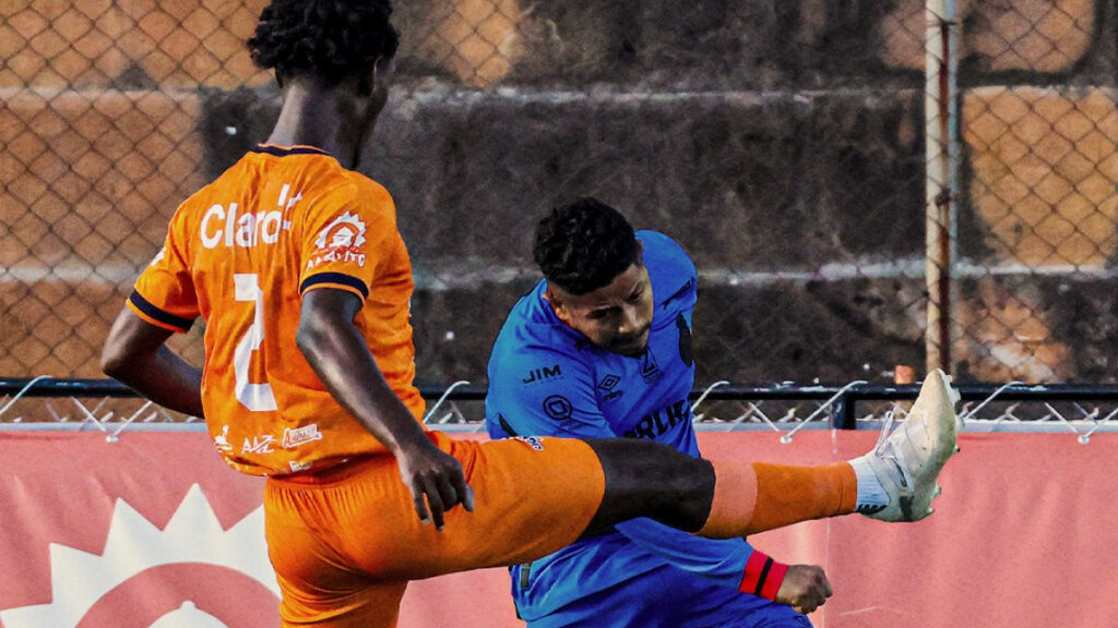 Acción de juego en Achuapa vs Municipal.