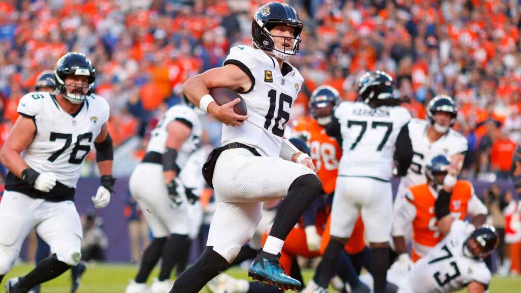Trevor Lawrence durante el Jaguars vs Broncos NFL 2025