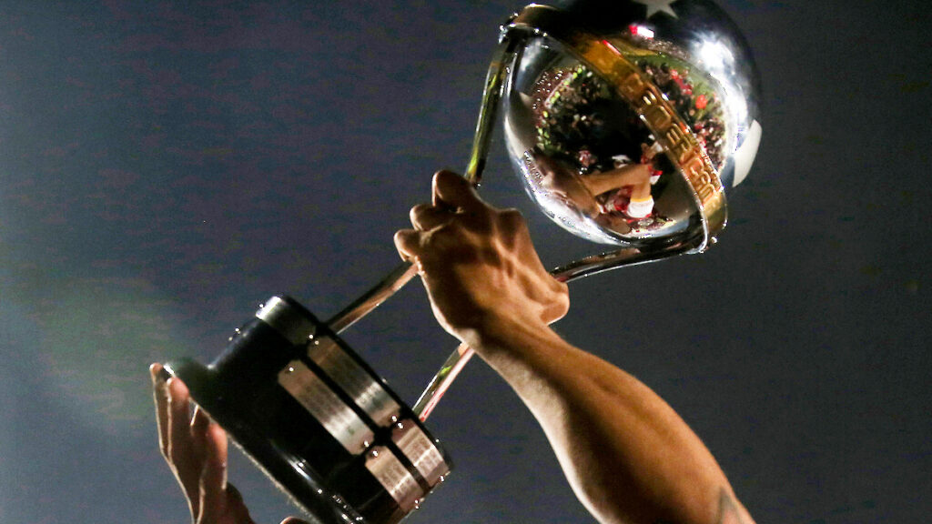 Trofeo de la Copa Sudamericana. - Vizzor Image.